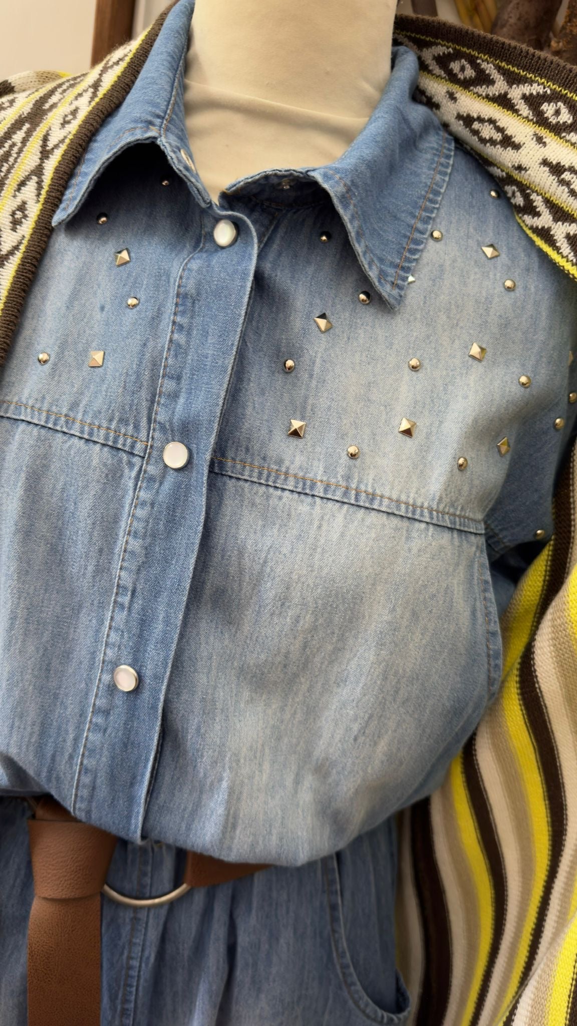 Abito in jeans con borchie